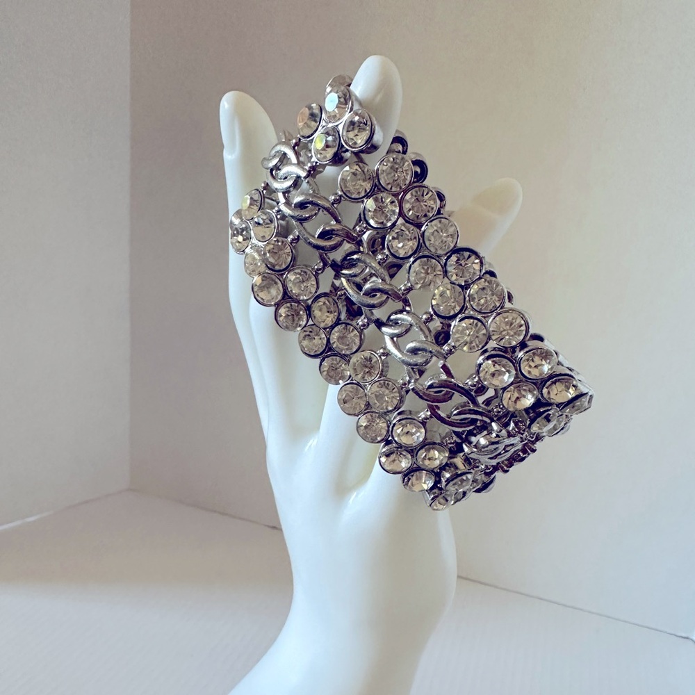 Silver tone chunky clear stone stretch bracelet